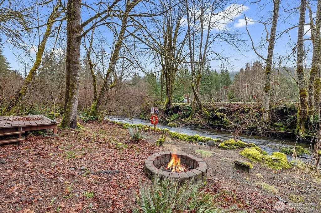 Creekside setting at Rainier Creekside in Ashford, Washington